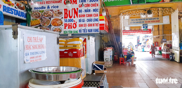 Hàng loạt tiểu thương các chợ nổi tiếng ở TP.HCM bỏ sạp vì ế ẩm - Ảnh 3.