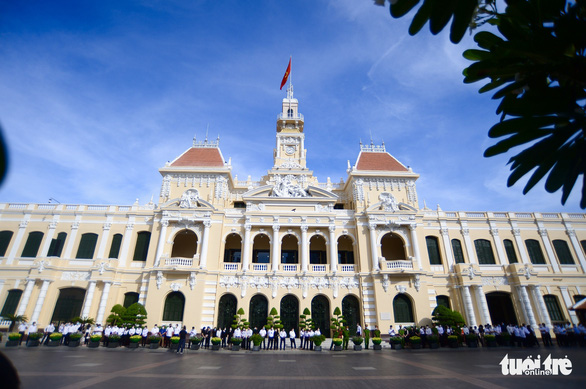 Di quan cố Phó chủ tịch thường trực TP.HCM Lê Hòa Bình, người dân chào ông lần cuối - Ảnh 7.