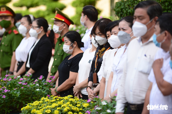 Di quan cố Phó chủ tịch thường trực TP.HCM Lê Hòa Bình, người dân chào ông lần cuối - Ảnh 6.