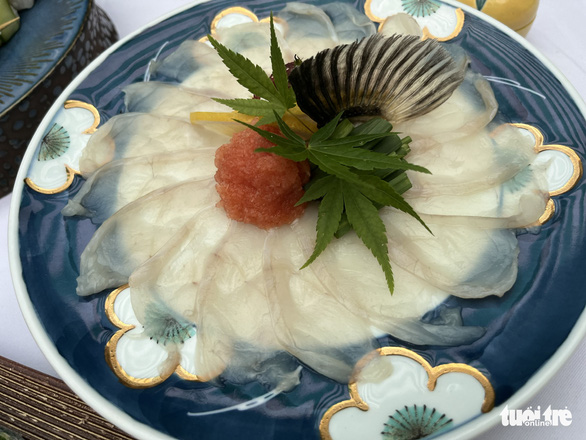Món ăn tử thần sashimi từ cá nóc giá bạc triệu được giới thiệu ở TP.HCM - Ảnh 1.
