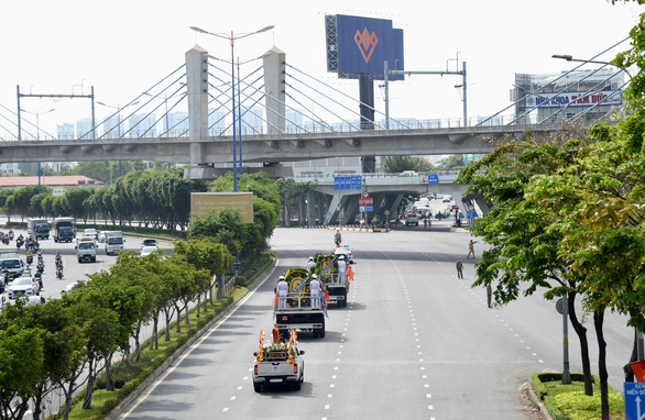 Di quan cố Phó chủ tịch thường trực TP.HCM Lê Hòa Bình, người dân chào ông lần cuối - Ảnh 2.