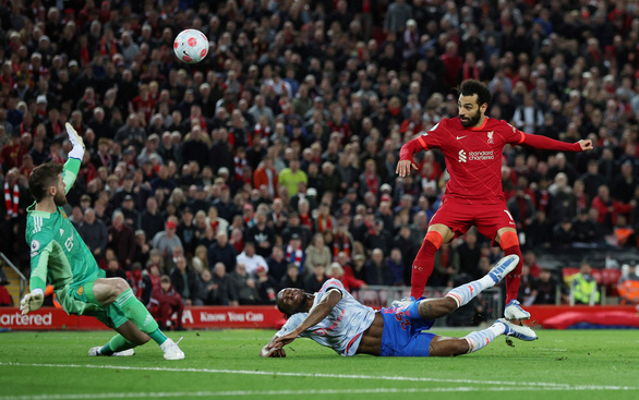 Đè bẹp Man United 4-0, Liverpool tạm chiếm ngôi đầu bảng - Ảnh 2.