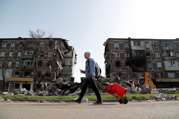 Ukraine evacuates thousands of civilians in Mariupol after reaching an agreement with Russia - Photo 1.