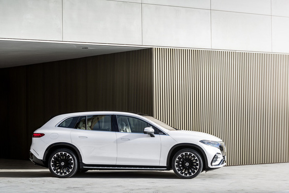Xe điện Mercedes-Benz EQS SUV ra mắt: Ngập tràn công nghệ - Ảnh 4.