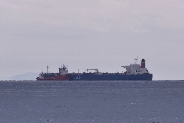 Hy Lạp tạm giữ tàu dầu Nga - Ảnh 1.
