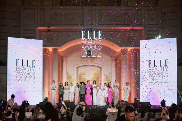 Hoãn đêm nhạc Trịnh tối nay; Elle Beauty Awards vinh danh Tiểu Vy, Kim Duyên - Ảnh 2.