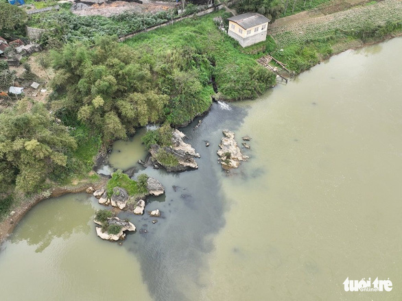 Nước thải từ nhà máy mía đường tràn ra sông Lam do ‘sự cố’ - Ảnh 1.