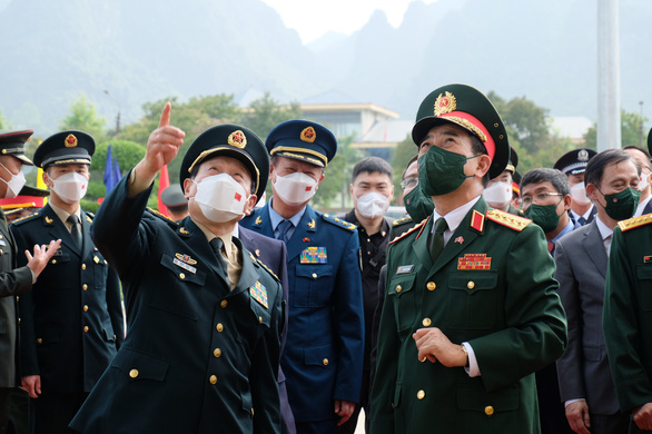 Bộ trưởng Bộ Quốc phòng Trung Quốc thăm, tặng quà học sinh vùng biên giới Việt Nam - Ảnh 4.
