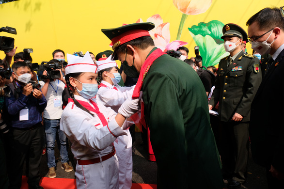 Bộ trưởng Bộ Quốc phòng Trung Quốc thăm, tặng quà học sinh vùng biên giới Việt Nam - Ảnh 2.