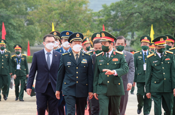 Bộ trưởng Bộ Quốc phòng Trung Quốc thăm, tặng quà học sinh vùng biên giới Việt Nam - Ảnh 1.