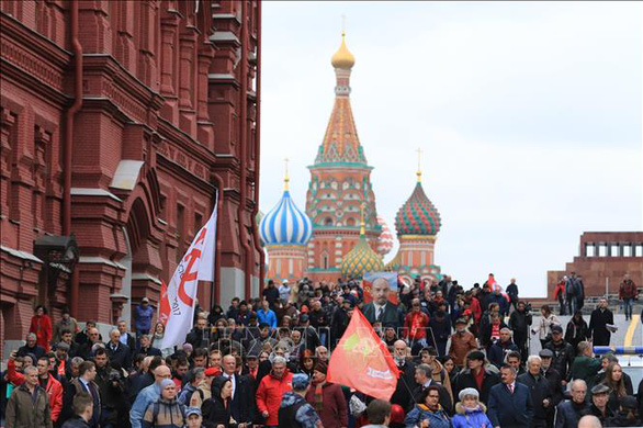 Người Nga dâng hoa tưởng nhớ Lãnh tụ Lenin - Ảnh 2.
