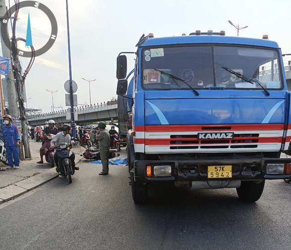 Hiệu trưởng trường mầm non chở con đi học về va chạm xe bồn, bị cán tử vong - Ảnh 1.