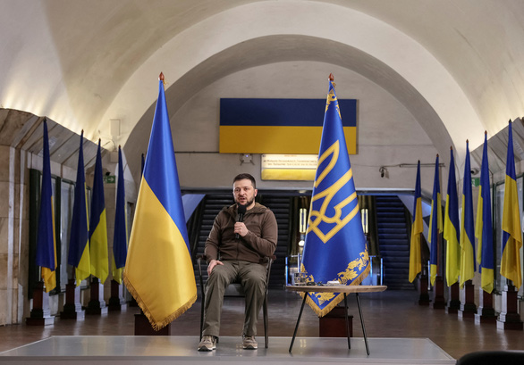 Tổng thống Ukraine họp báo từ ga tàu điện ngầm - Ảnh 1.