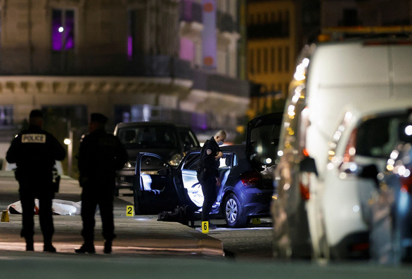 2 people were shot and killed for ramming a car into police on the day of the French presidential election - Photo 1.