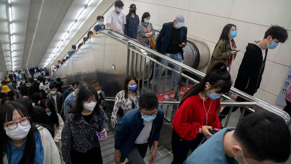 The risk of the epidemic spreading in Beijing, people rushed to buy goods to stock up - Photo 2.