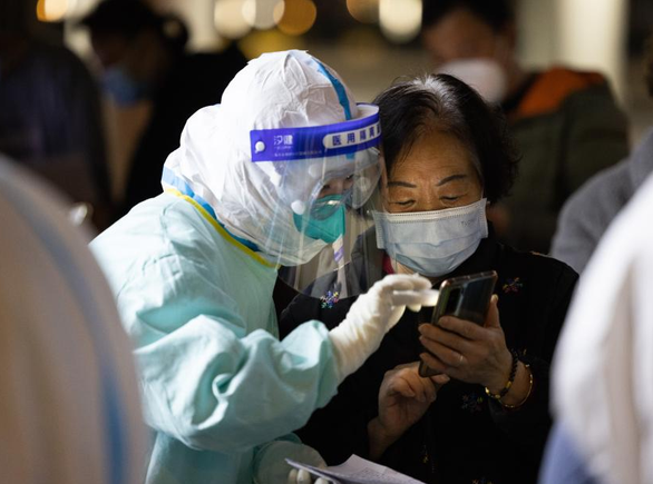 The risk of the epidemic spreading in Beijing, people rushed to buy goods to stock up - Photo 1.