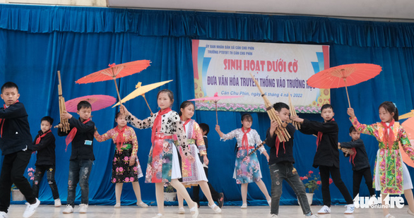 Trao nhạc cụ khèn Mông cho các em học sinh vùng cao Hà Giang - Ảnh 2.
