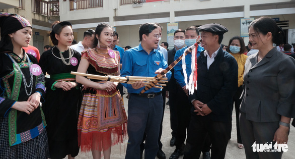 Trao nhạc cụ khèn Mông cho các em học sinh vùng cao Hà Giang - Ảnh 3.