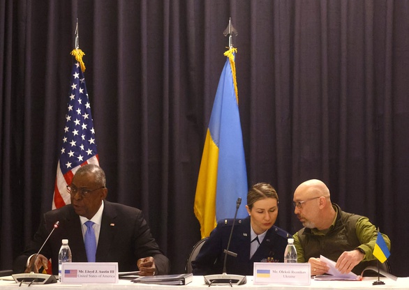 QUICK READ April 26: Defense officials from 40 countries meet in Germany - Photo 1.