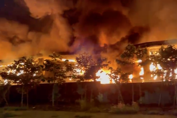 Gần 9 tiếng dập tắt đám cháy tại nhà máy sợi ở Đồng Nai - Ảnh 1.