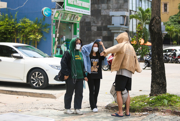 Hết hôm nay nắng nóng giảm nhiệt, Nam Bộ có khả năng mưa rào và dông - Ảnh 1.