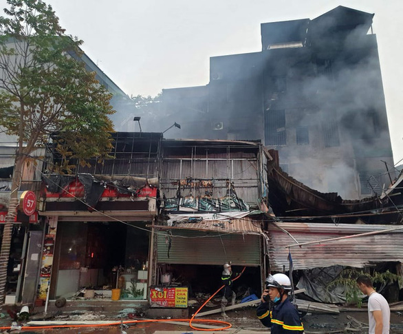 Hà Nội: 7 ngôi nhà bị thiêu rụi trên phố Nguyễn Hoàng - Ảnh 1.