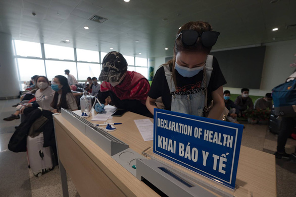 Bộ Y tế: Tạm dừng khai báo y tế với người nhập cảnh vào Việt Nam từ 27-4 - Ảnh 1.