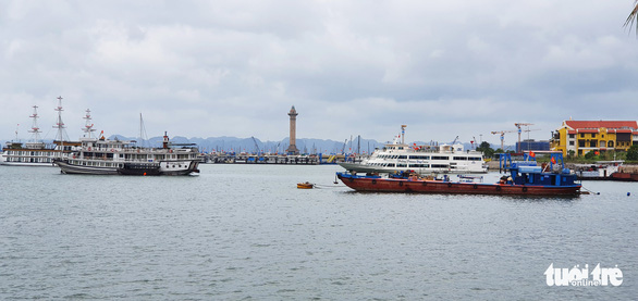 Gần 200 tàu du lịch tại vịnh Hạ Long nguy cơ ‘lỡ hẹn’ dịp lễ - Ảnh 1.