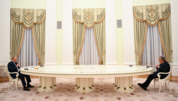 QUICK READING April 27: Putin meets with the UN Secretary-General over a 6-meter-long table - Photo 1.