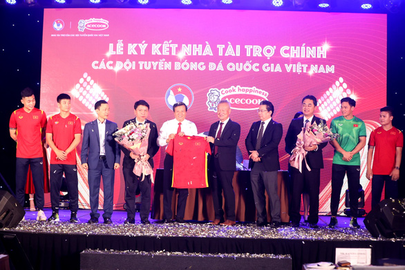 Acecook tiếp tục tài trợ cho các đội tuyển bóng đá quốc gia Việt Nam - Ảnh 1.