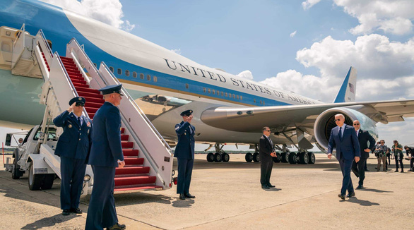 US President visits Asia after more than a year in office - Photo 1.