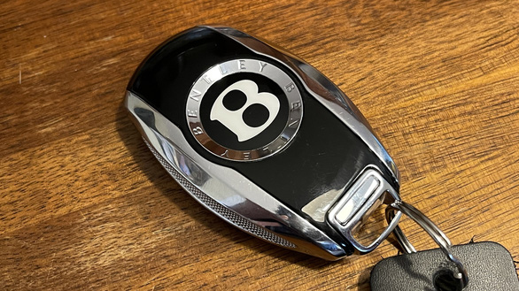 Review of Bentley super luxury car keys: Twice as heavy as usual, easy to create class for owners - Photo 1.