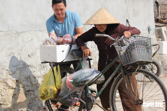 Bà lão và đàn khỉ hoang - Ảnh 2.