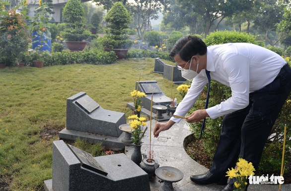 Lãnh đạo TP.HCM viếng anh hùng liệt sĩ nhân ngày thống nhất đất nước - Ảnh 5. Lãnh đạo TP.HCM viếng anh hùng liệt sĩ nhân ngày thống nhất đất nước - Ảnh 5.