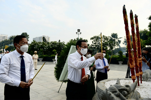 Lãnh đạo TP.HCM viếng anh hùng liệt sĩ nhân ngày thống nhất đất nước - Ảnh 3.