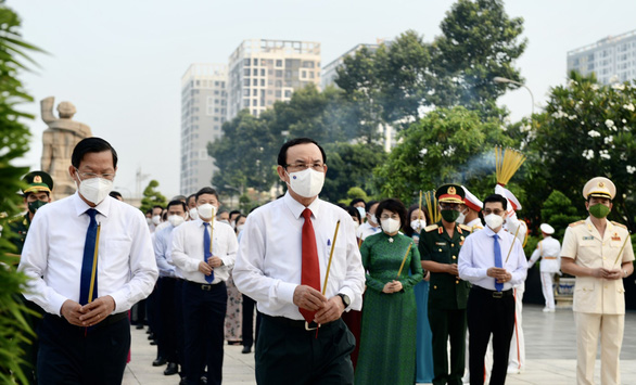 Lãnh đạo TP.HCM viếng anh hùng liệt sĩ nhân ngày thống nhất đất nước - Ảnh 1.