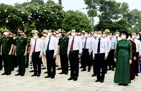 Lãnh đạo TP.HCM viếng anh hùng liệt sĩ nhân ngày thống nhất đất nước - Ảnh 2.