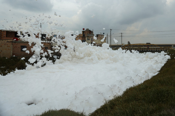 Polluted rivers create toxic foam that covers many houses, spilling onto roads in Colombia - Photo 2.