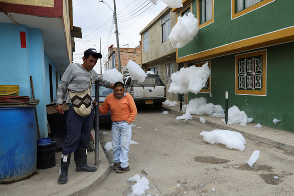 Polluted rivers create toxic foam that covers many houses and spills onto roads in Colombia - Photo 3.