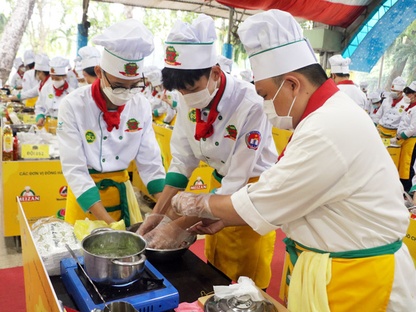 Hàng trăm học sinh TP.HCM tranh tài đứng bếp các món Âu, Á - Ảnh 4.