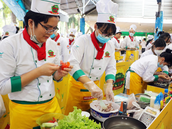 Hàng trăm học sinh TP.HCM tranh tài đứng bếp các món Âu, Á - Ảnh 2.