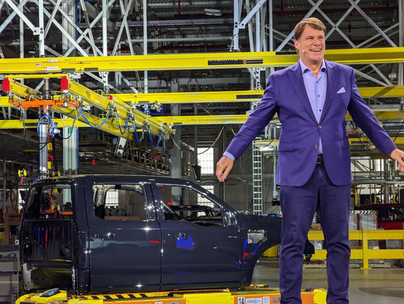 Sếp Ford cà khịa Elon Musk: Xe Ford có thể sạc điện cho cả Tesla - Ảnh 1.