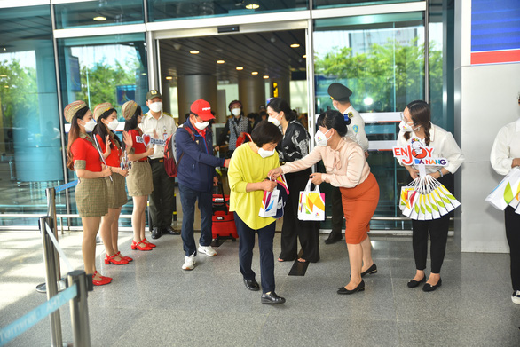 Chuyến bay đầu tiên đưa du khách Hàn Quốc trở lại Đà Nẵng sau dịch - Ảnh 2.