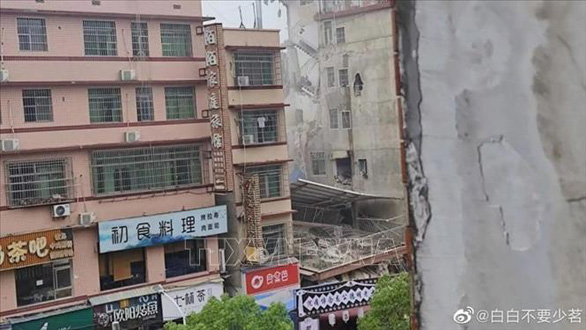 Tòa nhà 6 tầng đổ sập giữa trưa ở Trung Quốc, nhiều người mắc kẹt - Ảnh 1.