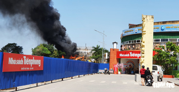 Cháy tại công trường xây công viên gần Cung thiếu nhi Hải Phòng - Ảnh 1.