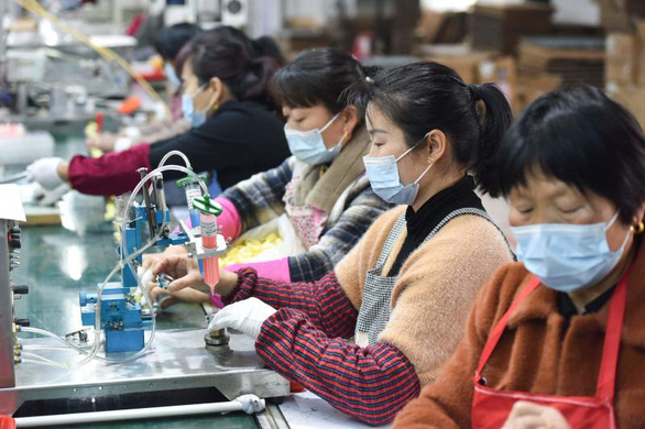 Sản xuất của Trung Quốc giảm xuống thấp nhất trong 2 năm - Ảnh 1.