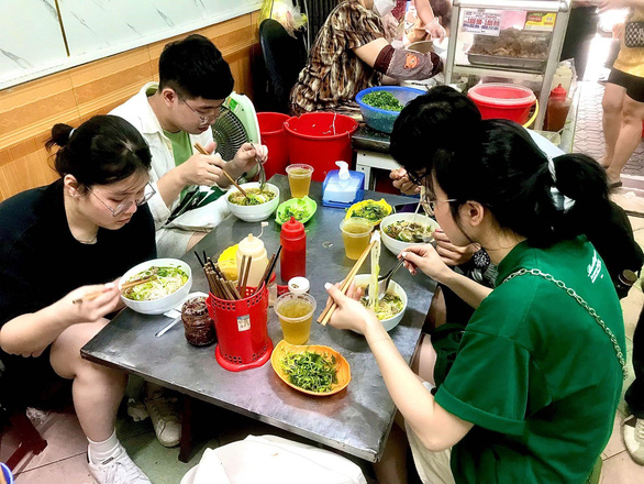 Food tour Hải Phòng - trải nghiệm du lịch dịp nghỉ lễ 30-4 và 1-5 của giới trẻ Hà thành - Ảnh 2.