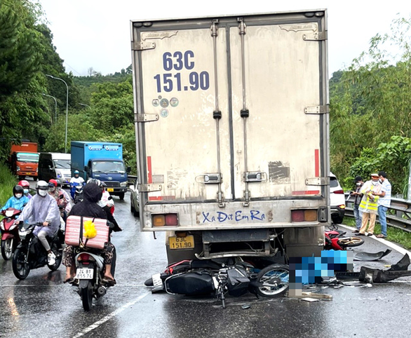 Tai nạn liên hoàn trên đèo Bảo Lộc, 2 người chết tại chỗ - Ảnh 1.