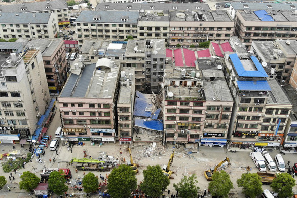 High-rise building collapse in China: Confirming more than 60 people trapped or missing - Photo 1.