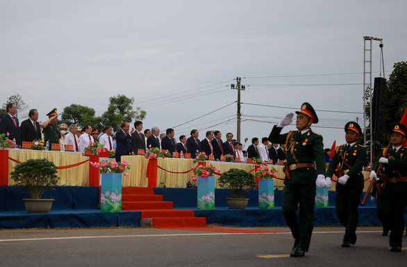 Chủ tịch nước dự lễ thượng cờ thống nhất non sông bên cầu Hiền Lương - Ảnh 2.